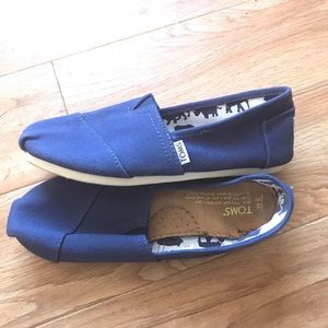 CLASSIC NAVY CANVAS TOMS - SIZE 8